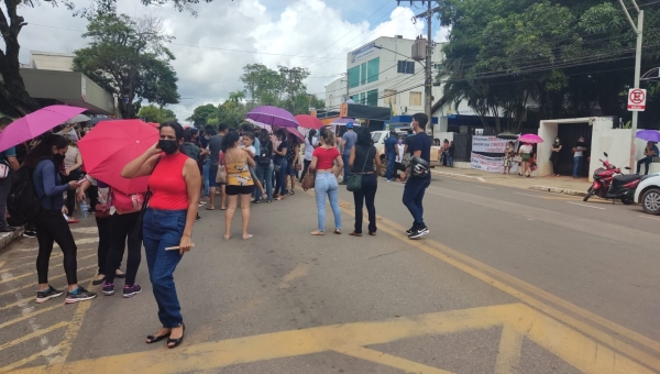 Após manifestação em frente a prefeitura, servidores da Educação se concentram na Casa Civil